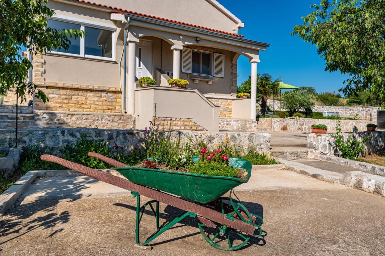Holiday Home Ante With Beautiful Private Garden Nadin Екстериор снимка
