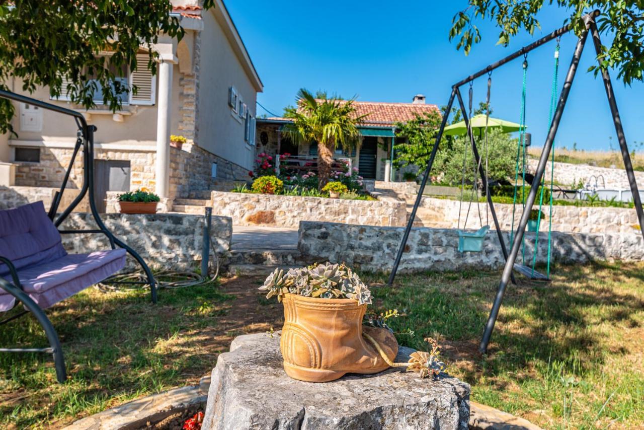 Holiday Home Ante With Beautiful Private Garden Nadin Екстериор снимка