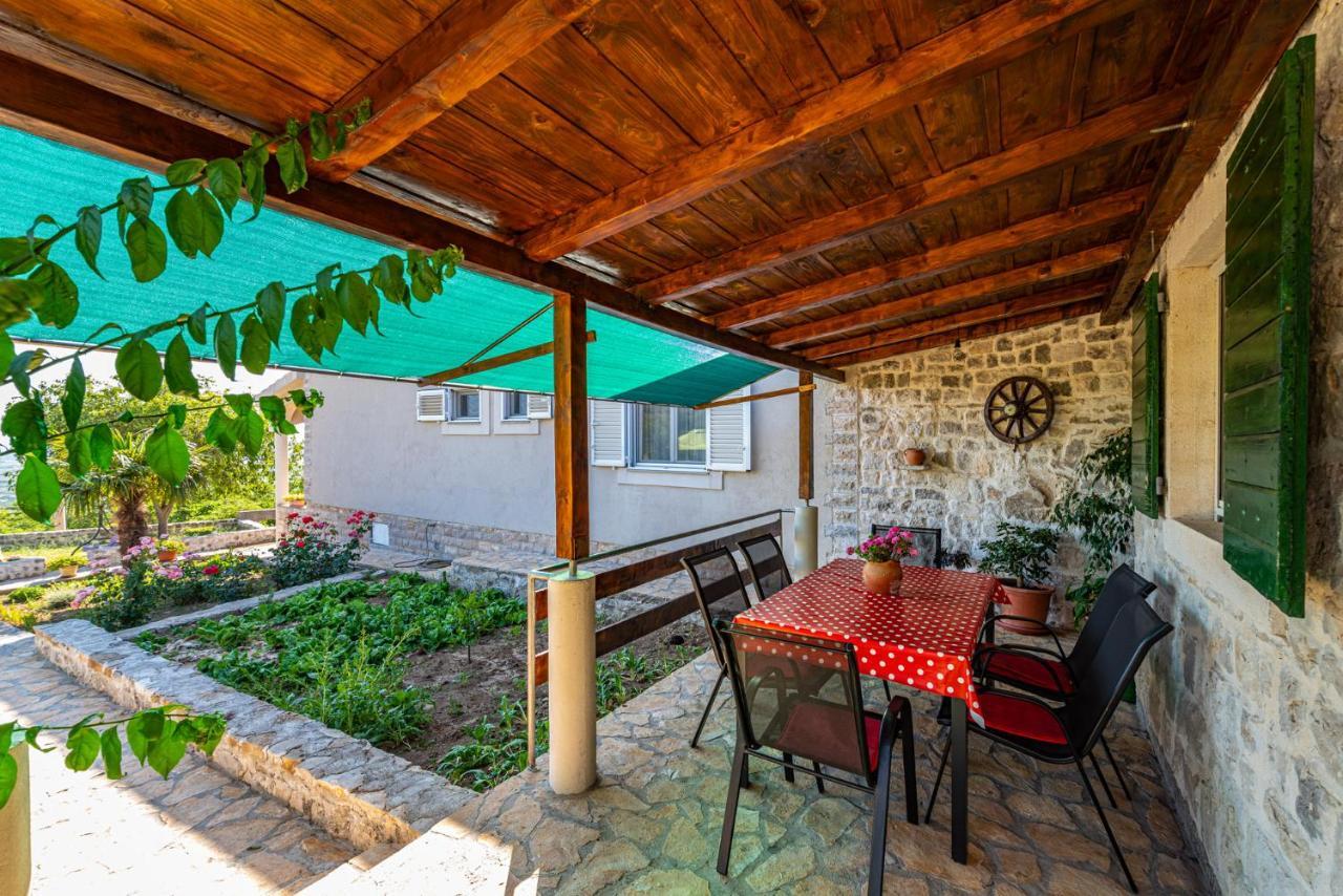 Holiday Home Ante With Beautiful Private Garden Nadin Екстериор снимка